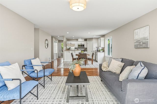 134 5th Avenue SE, Pacific, WA 98047