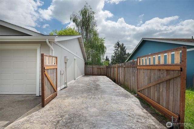 134 5th Avenue SE, Pacific, WA 98047