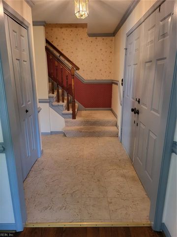 24 E Governor DR, Newport News, VA 23602