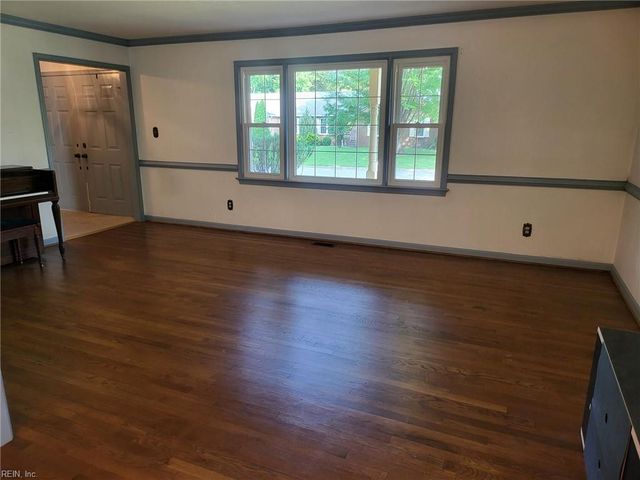 24 E Governor DR, Newport News, VA 23602