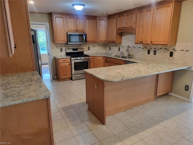 24 E Governor DR, Newport News, VA 23602