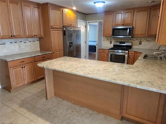 24 E Governor DR, Newport News, VA 23602