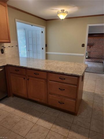 24 E Governor DR, Newport News, VA 23602