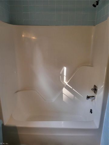 24 E Governor DR, Newport News, VA 23602