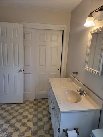 24 E Governor DR, Newport News, VA 23602