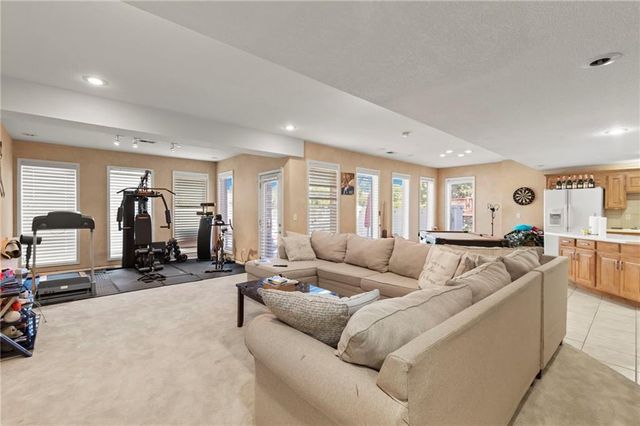 6304 N Kensington Court, Kansas City, MO 64119