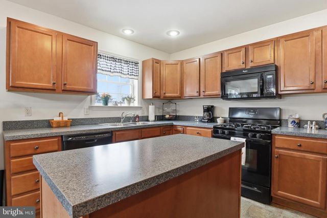 390 PEBBLE BEACH DR, Mount Wolf, PA 17347