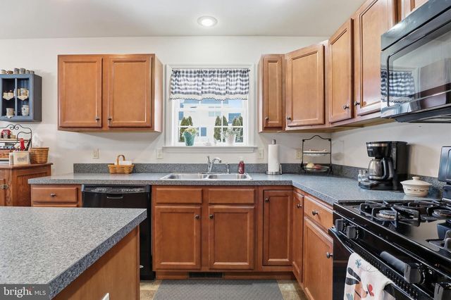 390 PEBBLE BEACH DR, Mount Wolf, PA 17347