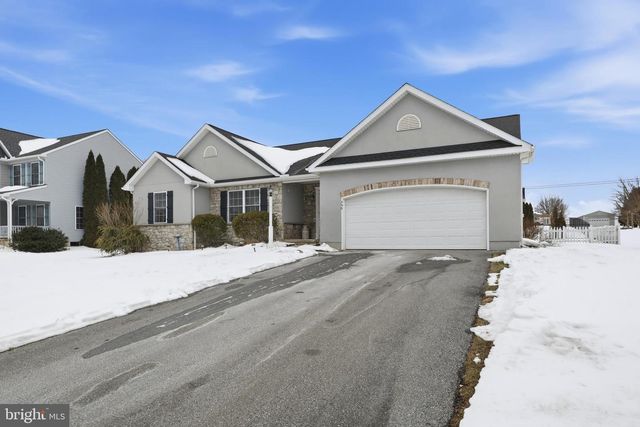 390 PEBBLE BEACH DR, Mount Wolf, PA 17347