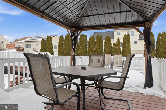 390 PEBBLE BEACH DR, Mount Wolf, PA 17347