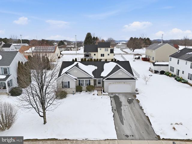 390 PEBBLE BEACH DR, Mount Wolf, PA 17347