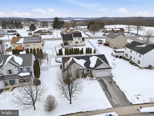 390 PEBBLE BEACH DR, Mount Wolf, PA 17347