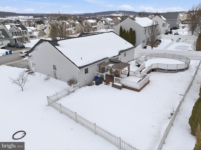 390 PEBBLE BEACH DR, Mount Wolf, PA 17347