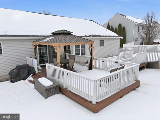 390 PEBBLE BEACH DR, Mount Wolf, PA 17347