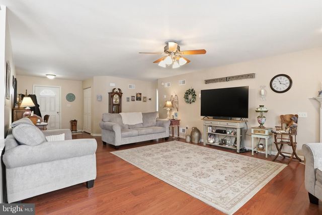 390 PEBBLE BEACH DR, Mount Wolf, PA 17347