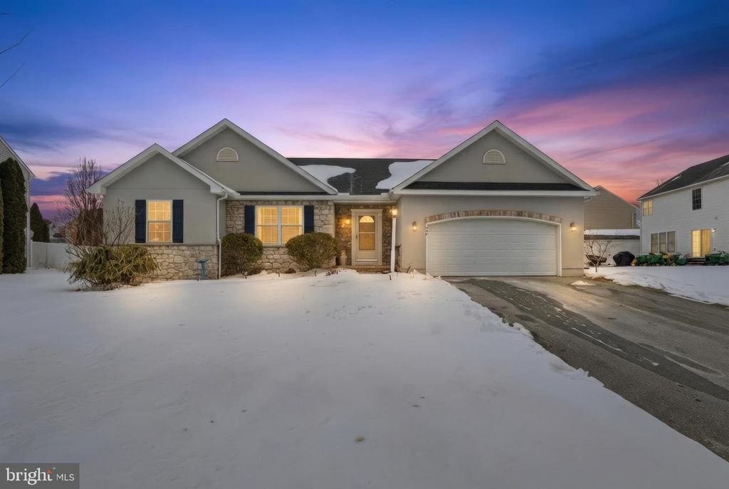 390 PEBBLE BEACH DR, Mount Wolf, PA 17347