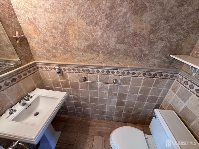 8 Harmony Way, Sayreville, NJ 08872
