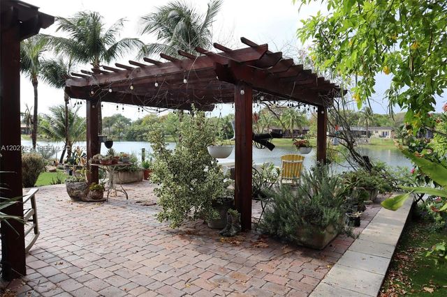 14241 SW 83rd St, Miami, FL 33183