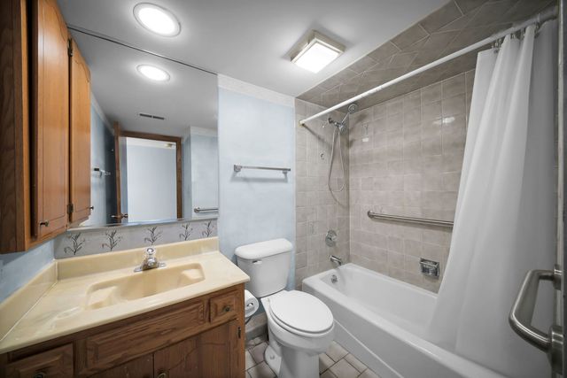 1389 Perry Street 203, Des Plaines, IL 60016