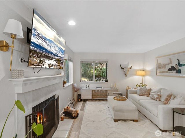 455 Newport Way NW #302, Issaquah, WA 98027