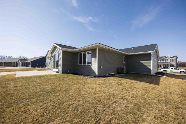 1594 SAGE CROSSING, Oshkosh, WI 54904