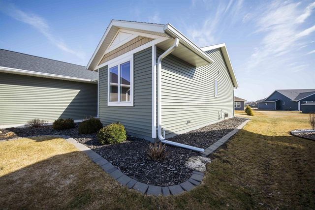 1594 SAGE CROSSING, Oshkosh, WI 54904