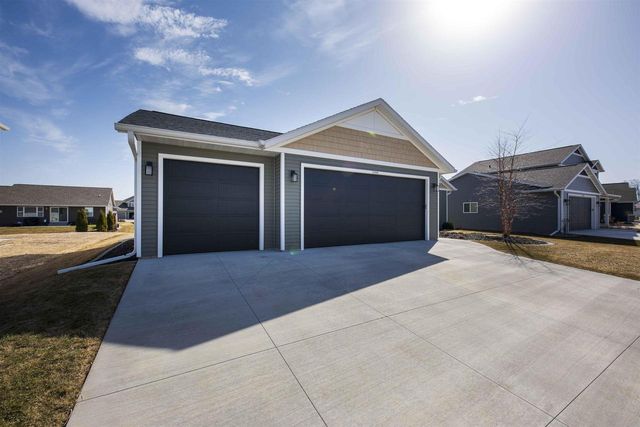 1594 SAGE CROSSING, Oshkosh, WI 54904