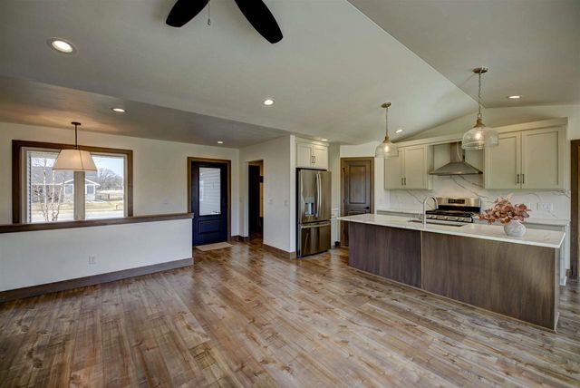 1594 SAGE CROSSING, Oshkosh, WI 54904