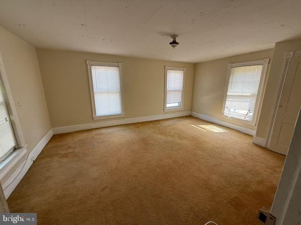 211 E LAUREL RD, Stratford, NJ 08084