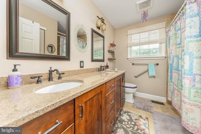 18 INNSBRUCK DR, Sicklerville, NJ 08081