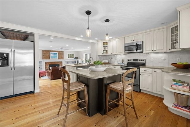 23 Mayflower Ln, Duxbury, MA 02332