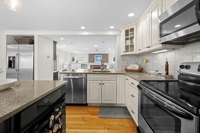 23 Mayflower Ln, Duxbury, MA 02332