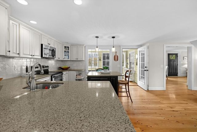 23 Mayflower Ln, Duxbury, MA 02332