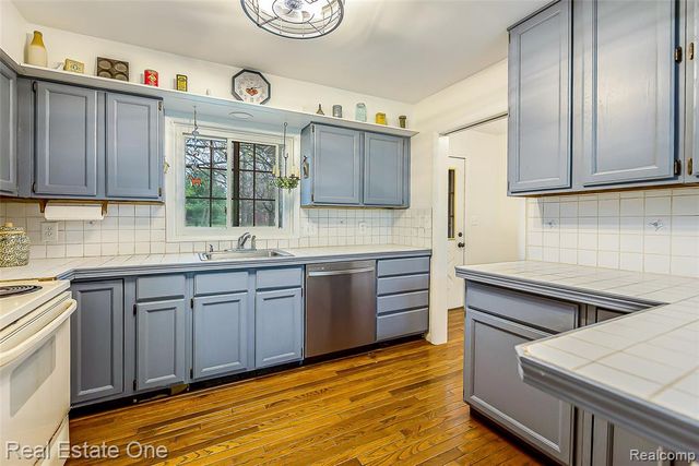 12909 Haven Drive, South Lyon, MI 48178