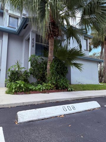 608 Harbour Pointe Way, Greenacres, FL 33413