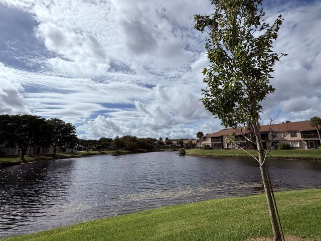 608 Harbour Pointe Way, Greenacres, FL 33413