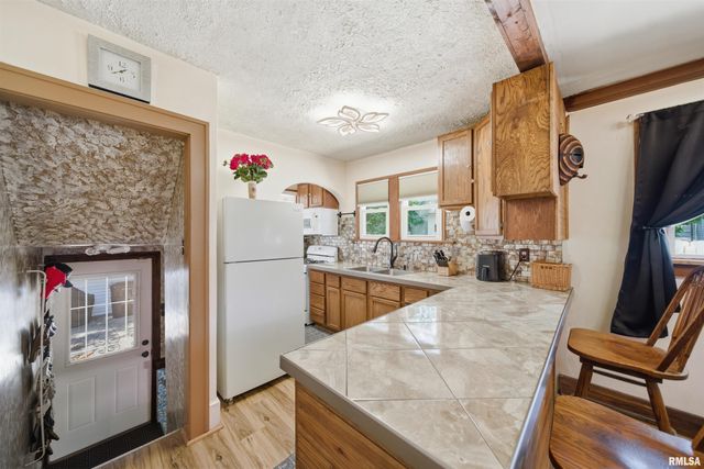 2411 N FLORA Avenue, Peoria, IL 61604