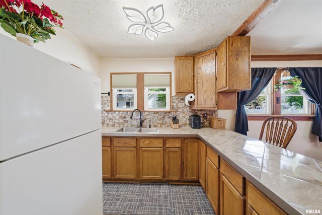 2411 N FLORA Avenue, Peoria, IL 61604
