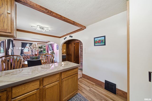 2411 N FLORA Avenue, Peoria, IL 61604