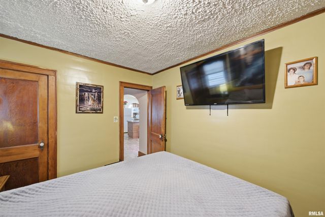 2411 N FLORA Avenue, Peoria, IL 61604