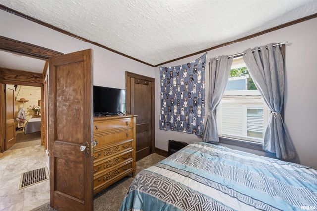 2411 N FLORA Avenue, Peoria, IL 61604