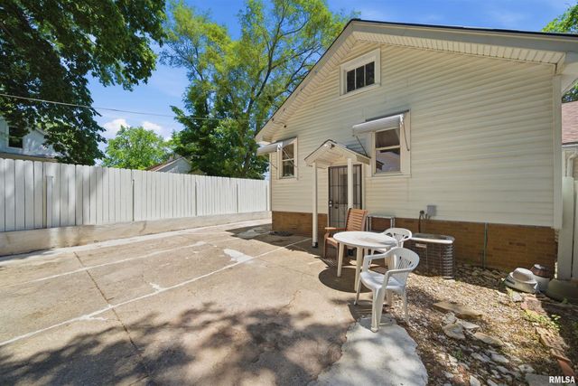 2411 N FLORA Avenue, Peoria, IL 61604