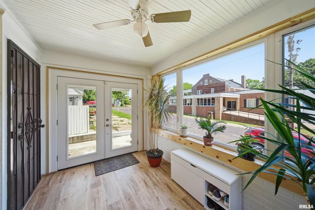 2411 N FLORA Avenue, Peoria, IL 61604