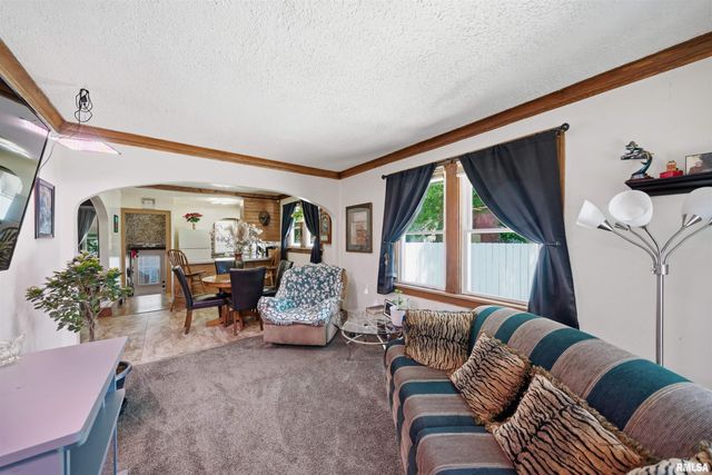 2411 N FLORA Avenue, Peoria, IL 61604