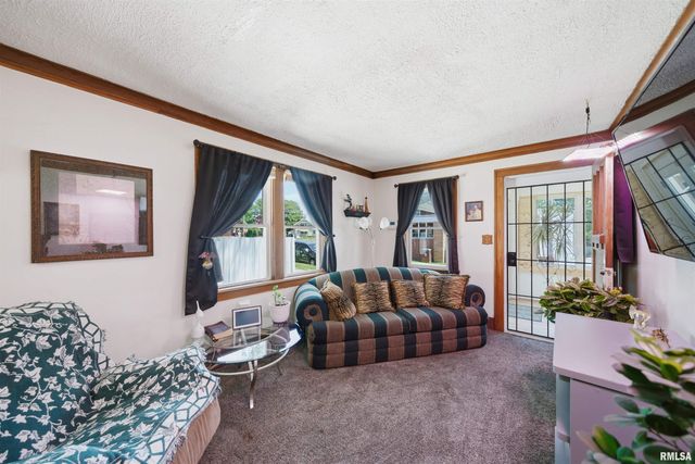 2411 N FLORA Avenue, Peoria, IL 61604