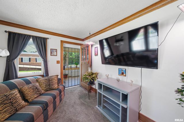 2411 N FLORA Avenue, Peoria, IL 61604
