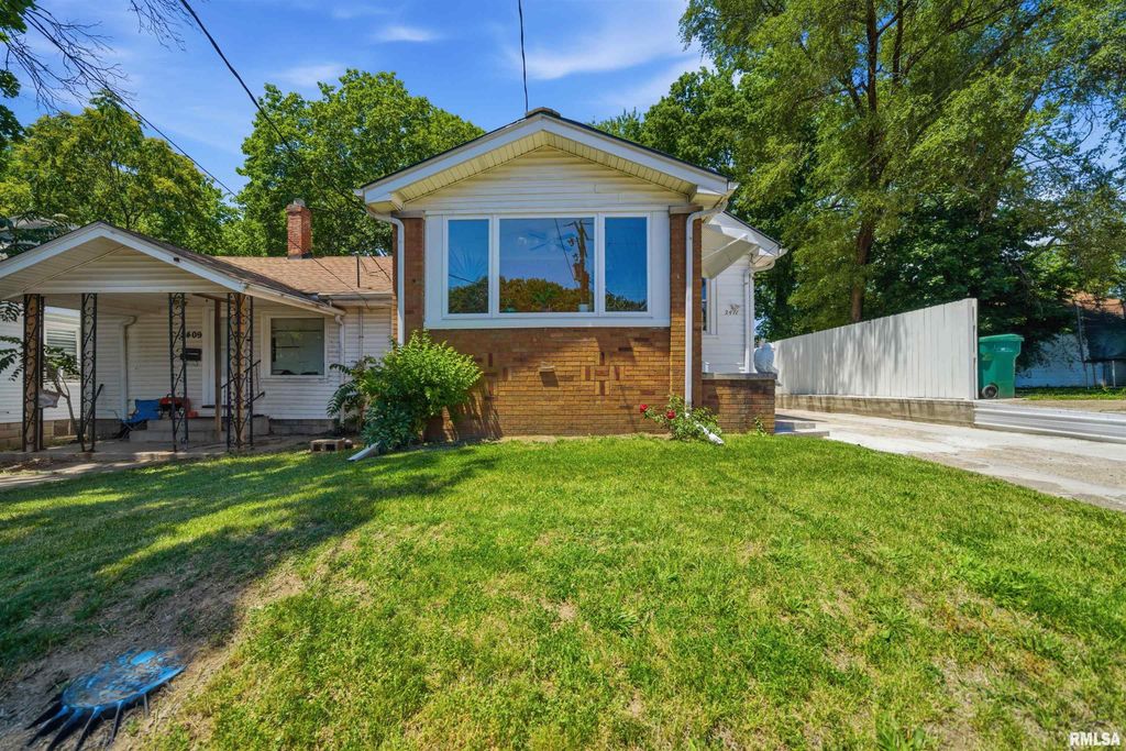 2411 N FLORA Avenue, Peoria, IL 61604