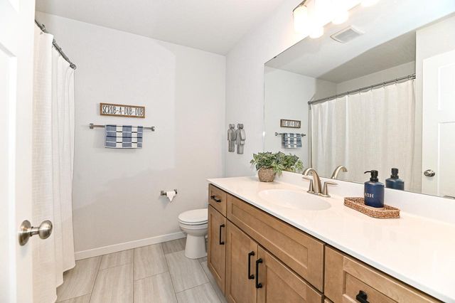 663 East Bluff CIRCLE, Waterford, WI 53185