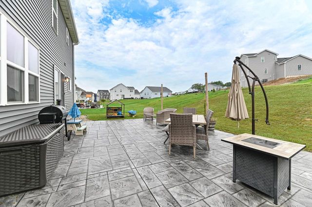 663 East Bluff CIRCLE, Waterford, WI 53185