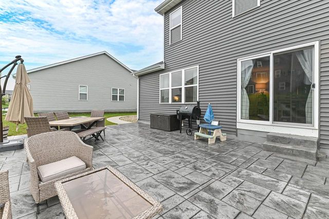 663 East Bluff CIRCLE, Waterford, WI 53185